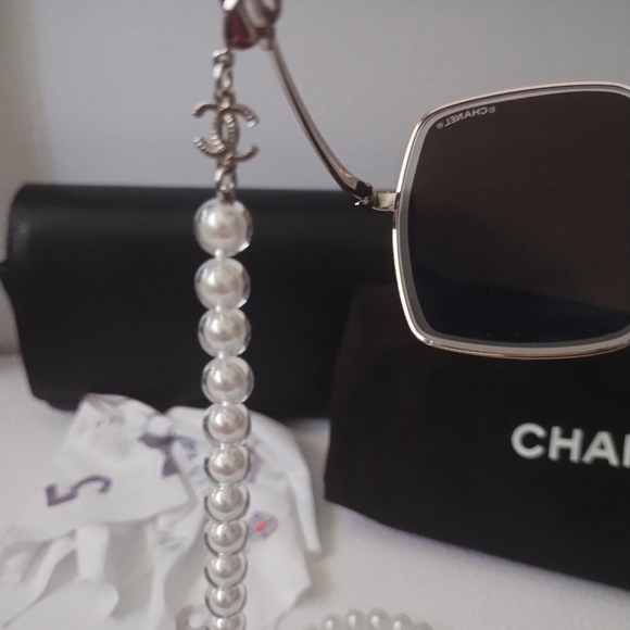 CHANEL SUNGLASSES WITH PEARL ATTACHMENT - Picture 5 of 16
